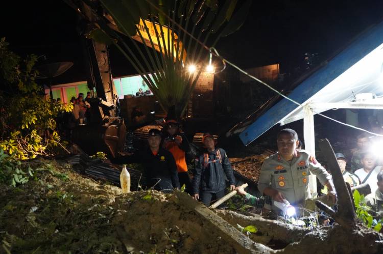 Sekeluarga Tewas Tertimbun Longsor di Tapteng