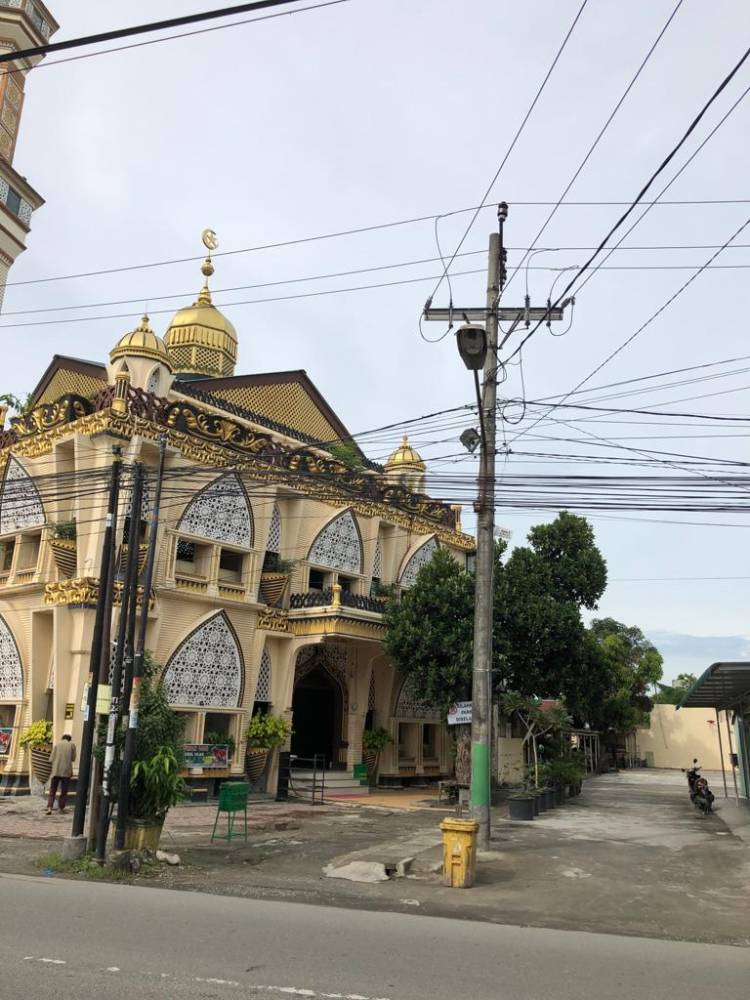 Disoal PLN Mahalnya Pemindahan  Tiang Listrik Halangi Masjid Nurul Islam