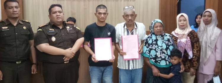 Usai Dibebaskan Kejaksaan, Siregar Sujud Dan Peluk Kedua Orang Tuanya