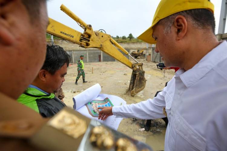 Musa Rajekshah Tinjau Pembangunan GOR Samosir