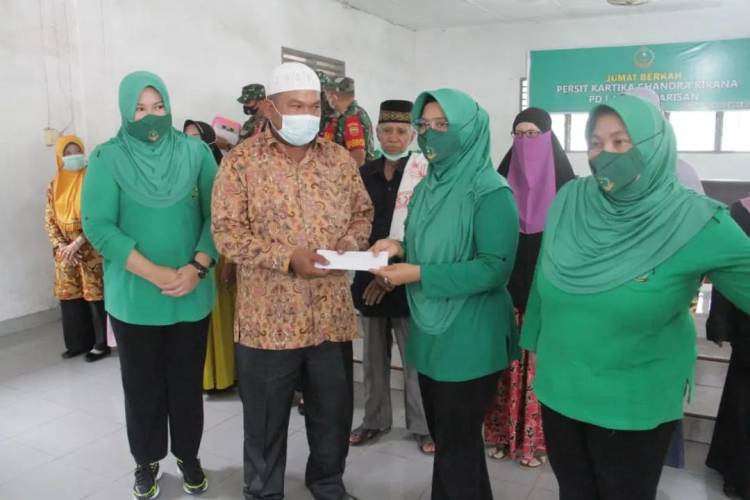 Ketua Persit KCK PD I/BB Melaksanakan Bakti Sosial Jum'at Berkah di Panti Asuhan Al-Washliyah Medan Sunggal