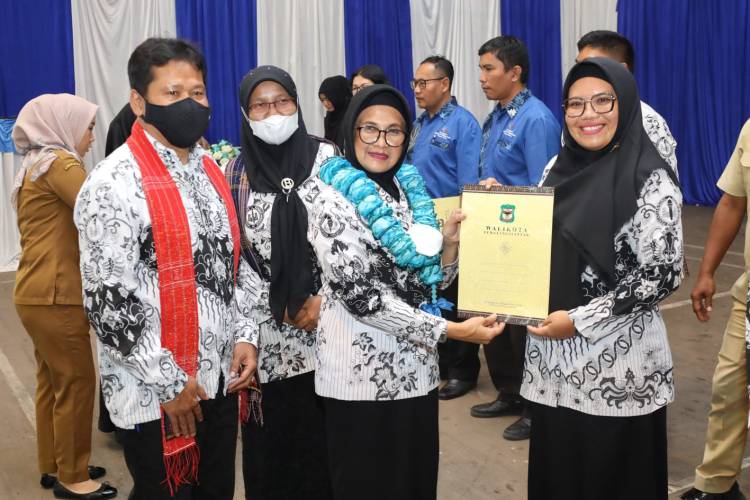 dr Susanti Serahkan Penghargaan kepada Guru Penggerak pada Peringatan HUT PGRI