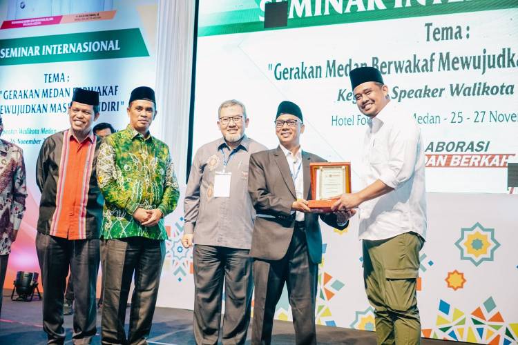 Dinilai Tokoh Peduli Wakaf Melalui Program Masjid Mandiri, BWI Beri Penghargaan Bobby Nasution