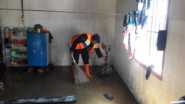 Bantu Warga, Personel Brimob Evakuasi dan Bersihkan Rumah Warga yang Teredam Banjir di Langkat