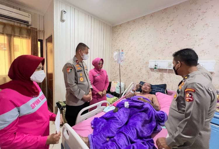Kasetukpa dan Ketua Bhayangkari Cabang 04 Jenguk Mantan Serdik PAG di RS. Polri Kramat Jati