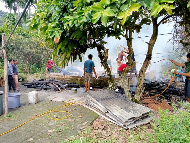 Satu Unit Rumah Semi Permanen Terbakar