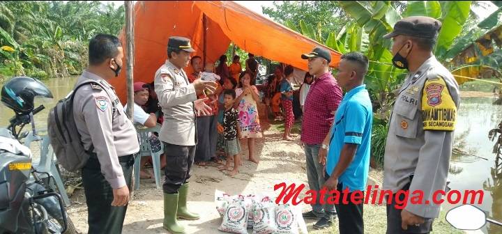 Kapolsek Secanggang Pantau Suasana Banjir Dan Berikan Bantuan Sosial