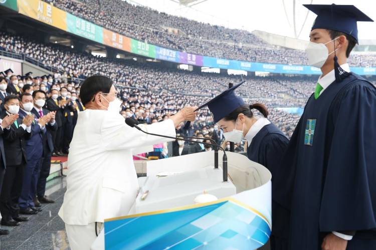 100 Ribu Siswa dari 12 Suku Shincheonji Diwisuda
