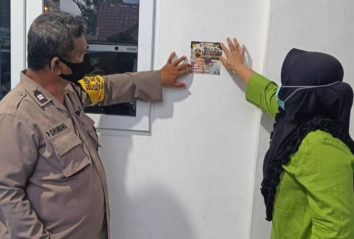Polsek Medan Timur Tempel Stiker Layanan  Pengaduan Masyarakat