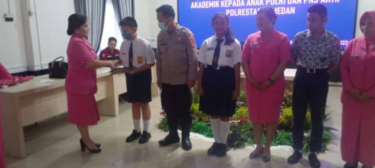 Terima Beasiswa Dari Ketua Bayangkari Medan, Orang Tua Ucapkan Terima Kasih