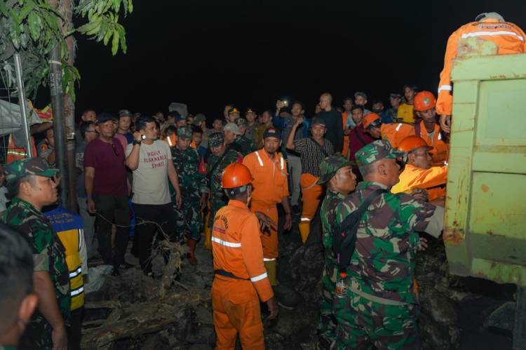 Antisipasi Banjir, Bobby Nasution Tinjau Pemasangan Tanggul Sementara di Taman Maharani