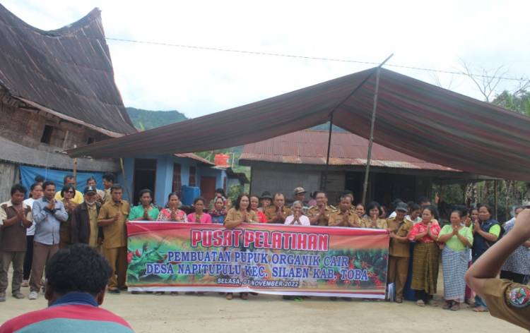 Warga Desa Napitupulu dapat Pelatihan Pembuatan Pupuk Cair