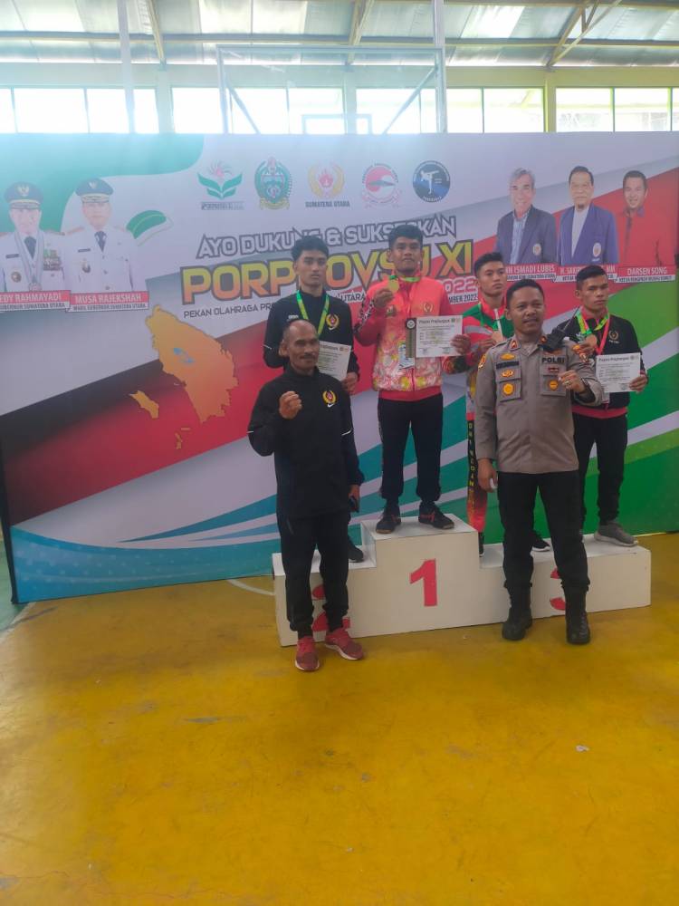 Kapolsek Medan Timur Serahkan Trofi Pemenang Wushu