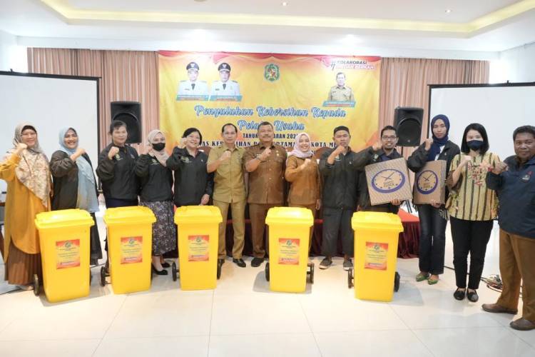 Kepada Pelaku Usaha, Dinas Kebersihan dan Pertaman Medan Beri Penyuluhan Kebersihan