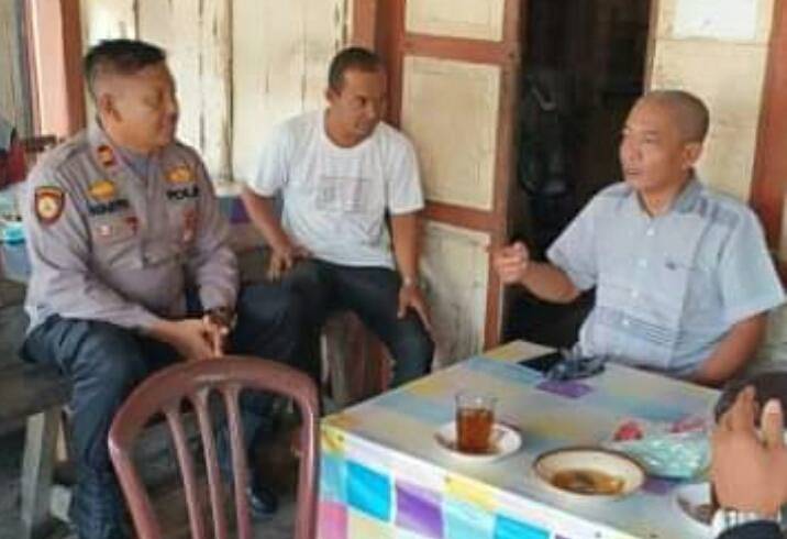 Sambangi Warga Di Pekan Labuhan Bilik, Waka Polsek Panai Tengah Bertemu Tokoh Masyarakat Di Warung