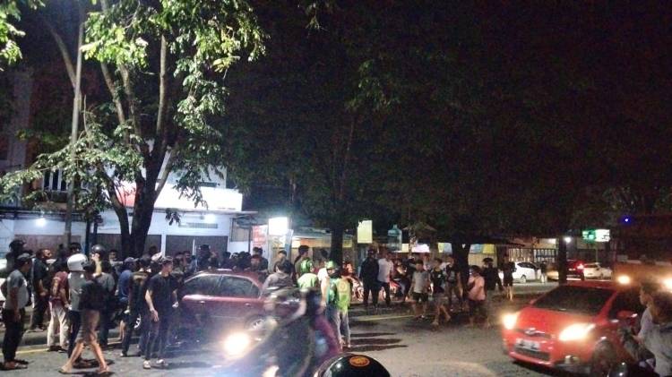 Sedan Remuk Tabrak Pohon