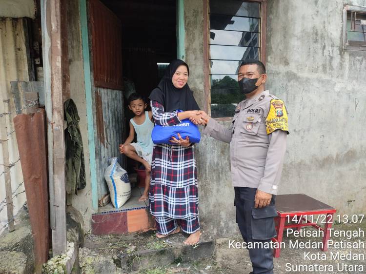 Bhabinkamtibmas Polsek Medan Baru Aipda Irwan Silitonga Salurkan Bansos dari Mabes Polri dan Polda Sumut