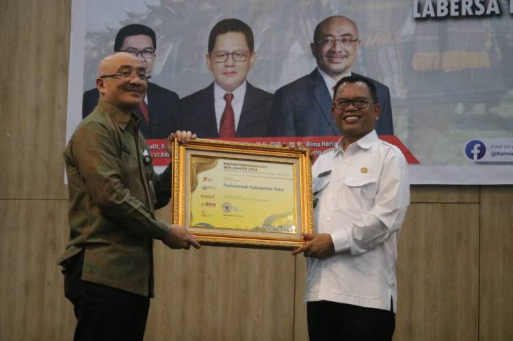 BKN Berikan Penghargaan Kepada Pemkab Toba