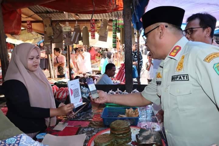 Keren, Bupati Madina Belanja Sayur Pakai QRIS di Pasarlama Panyabungan