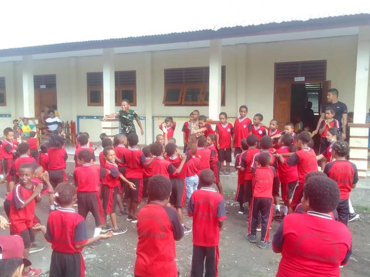 Dengan Senam Maumere, Satgas  Yonif Raider 142/KJ Bersama Anak-anak SD Bulmu Gembira Ria