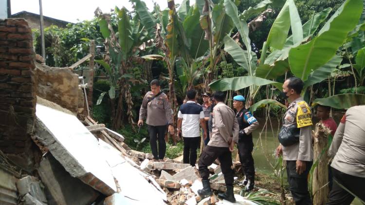 Dapur Rumah Longsor, Dua Tertimbun