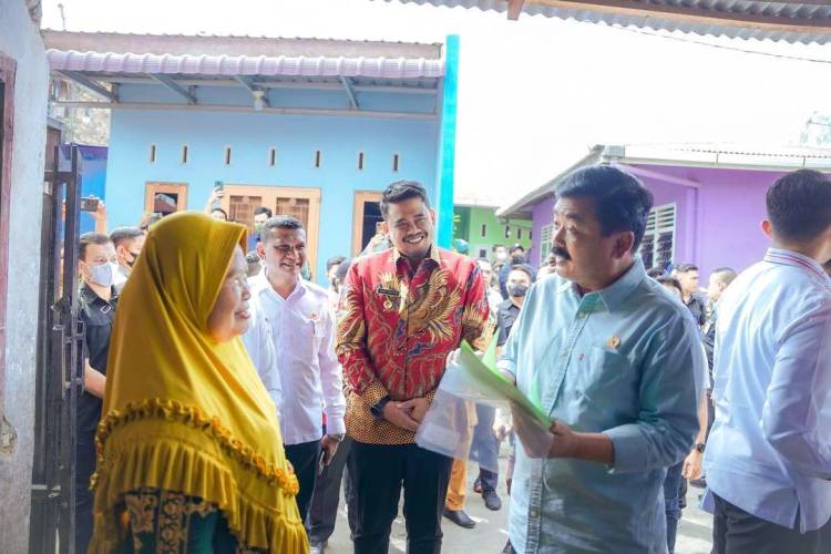 Banjir Ucapan Terimakasi, Bobby Nasution Dampingi Hadi Tjahjanto Serahkan Sertifikat Tanah ke Rumah Warga