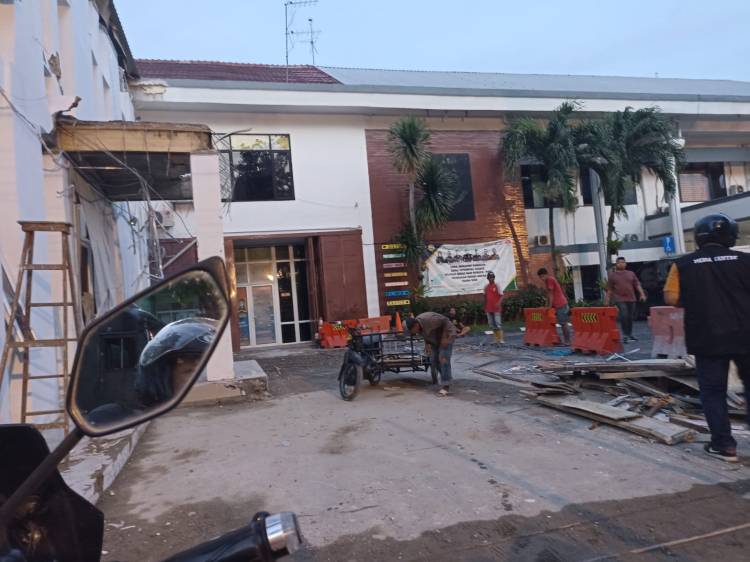 Geger..!!!! Bangunan Baru di Kejari Medan Roboh
