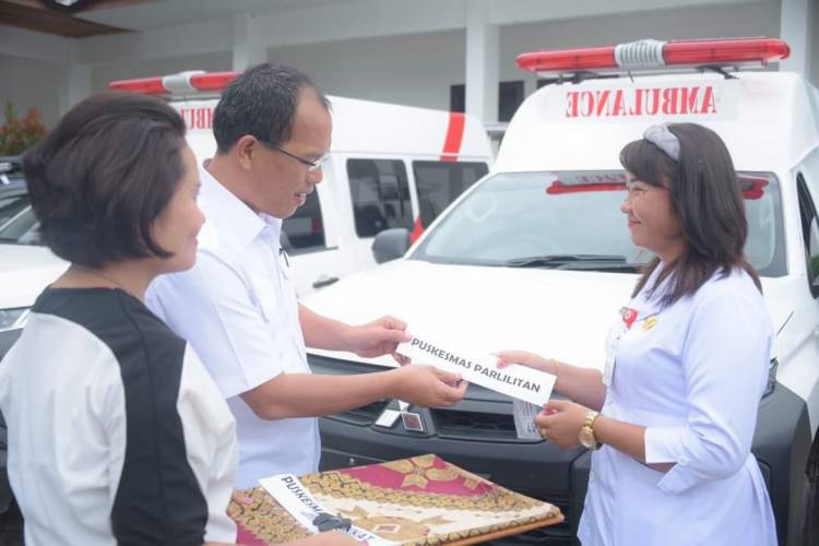 Bupati Humbahas Serahkan Mobil Ambulance