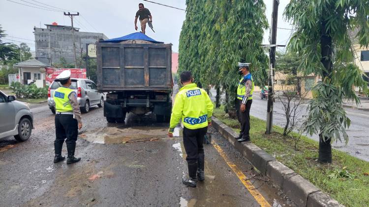 Mantap...!!!! Sat Lantas Polresta Deli Serdang Timbun Jalan Rusak