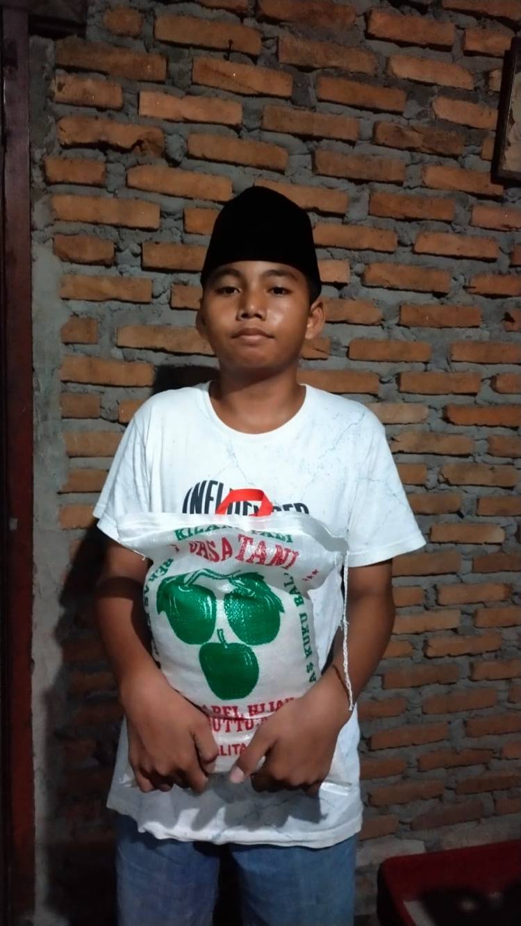 RBBU Bagi Beras untuk Warga Kurang Mampu