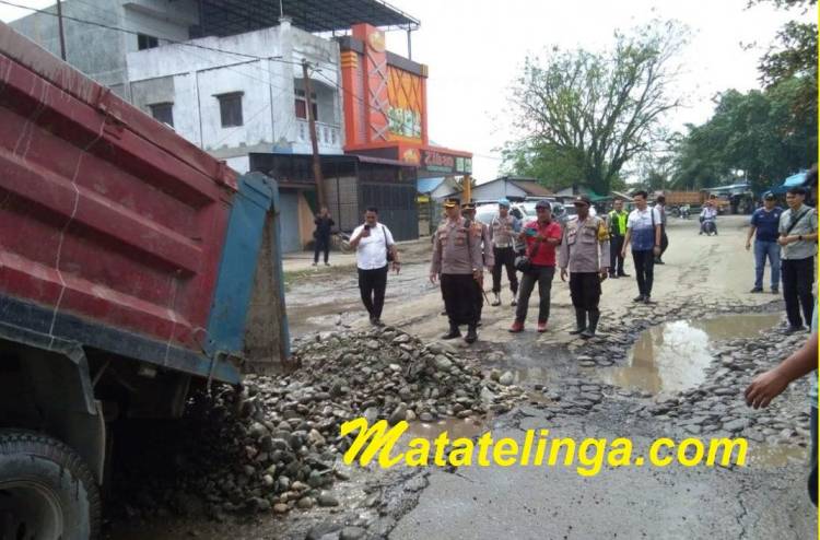 TNI-Polri Adakan Gotong Royong Perbaikan Jalan Lintas Sumatera Yang Rusak Parah Akibat Banjir