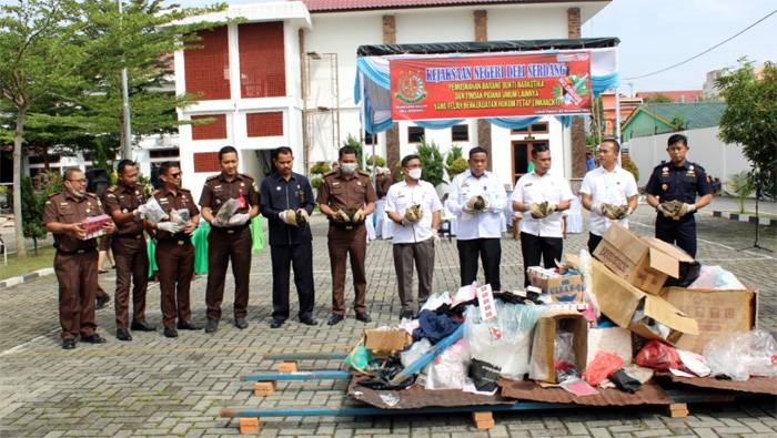 Kejari Deli Serdang Musnahkan Barang Bukti Perkara Inkracht
