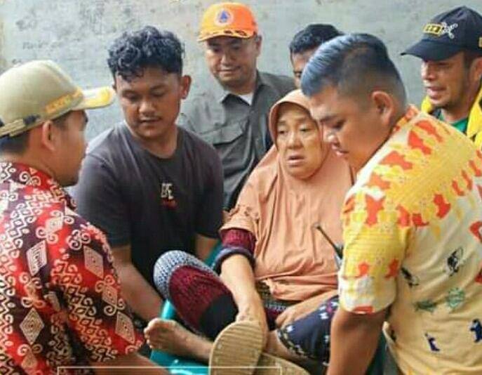Mengundang Decak Kagum Warga, Mengunjungi Lokasi Banjir Bupati Labuhanbatu Utara Evakuasi  Ibu dan Bayi