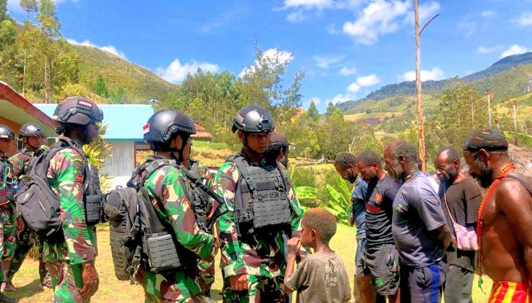 Satgas Yonif Mekanis 203/AK Hadir dan Memberikan Berkat Untuk Warga Yang Berduka