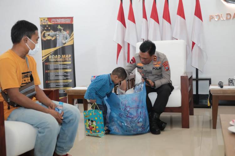 Bocah 4 Tahun Korban Kekerasan Gembira Bermain dengan Kapolda Sumut