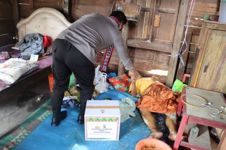 Kapolres Toba  Bantu Warga Kurang Mampu Sakit Berobat