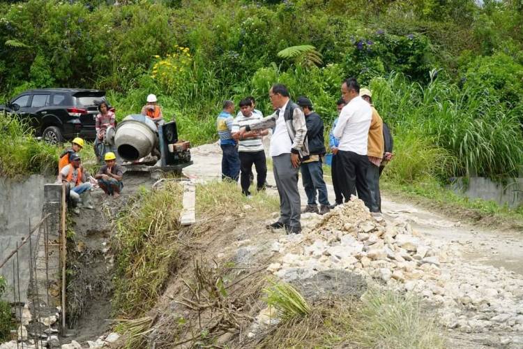 Tinjau Progres Pembangunan Jalan Parlilitan-Tarabintang, Bupati Humbahas Tekankan Kadis PUPR Awasi Pengerjaan
