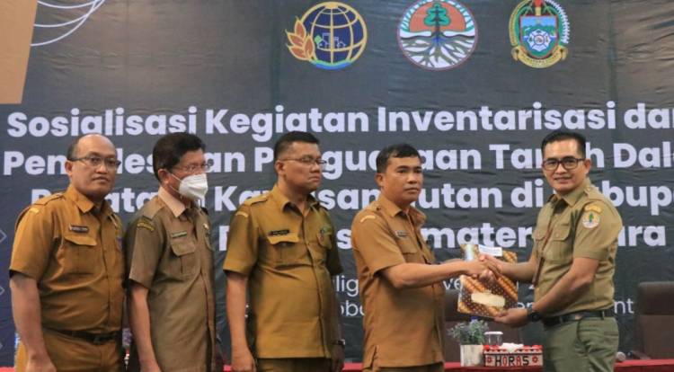 Pemkab Toba Bahas Konflik Penguasaan Lahan dan Hutan