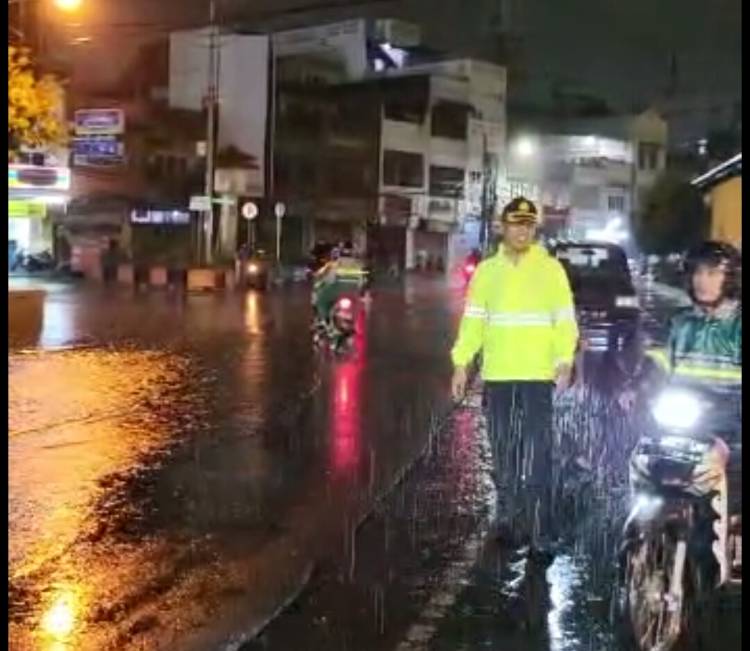 Jalan Jawa Medan Terendam Banjir  Sepaha Orang Dewasa