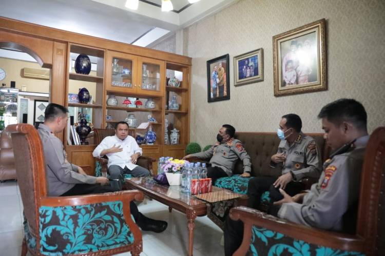 Kapoldasu Dan Waka Poldasu Serta Kabid Humas Berkunjung ke Kediaman Ketua PWI Sumut