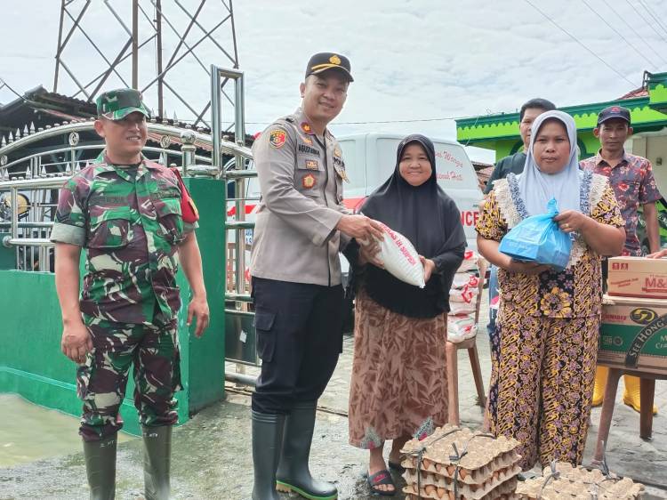 Kapolsek Percut sei tuan Serahkan Bantuan kepada Korban Banjir di Desa Sambirejo Timur
