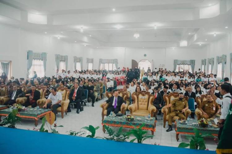Bupati Humbahas Buka Seminar Pendidikan Nasional di Humbang Hasundutan