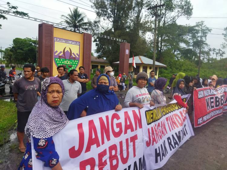 Jalur Medan_ Brastagi Sempat Tersendat, Warga Demo Blokir Jalan Jamin Ginting