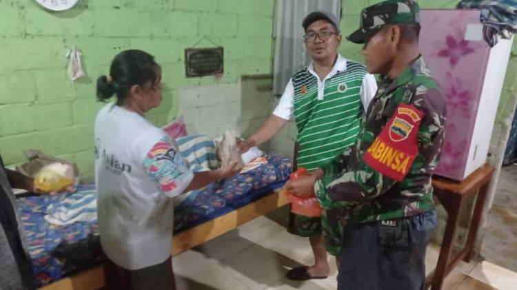 Babinsa Kodim 0201/Medan Bantu Warga Terdampak Luapan Air