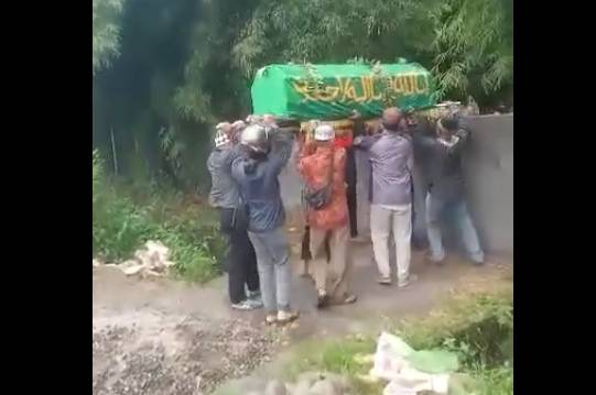 Jalan Menuju Kuburan Ditembok, Keranda Mayat Terpaksa 'Lompat Pagar', Netizen: Tega Kali
