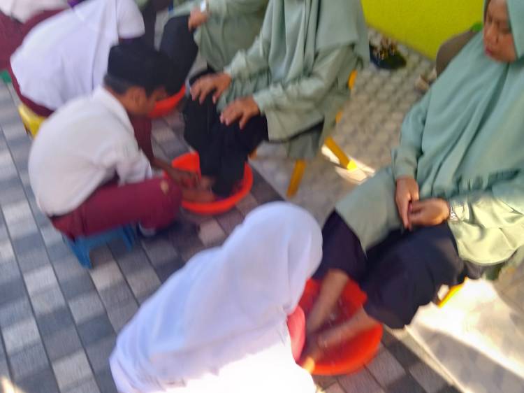 Peringati Hari Guru Nasional  ke 78, dann Gelar Basuh Kaki Guru