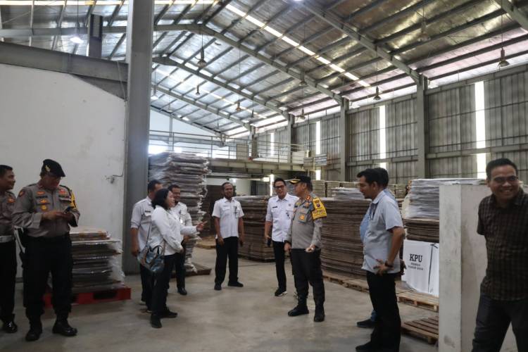 Kapolresta Deli Serdang meninjau dan cek Gudang Logistik KPU
