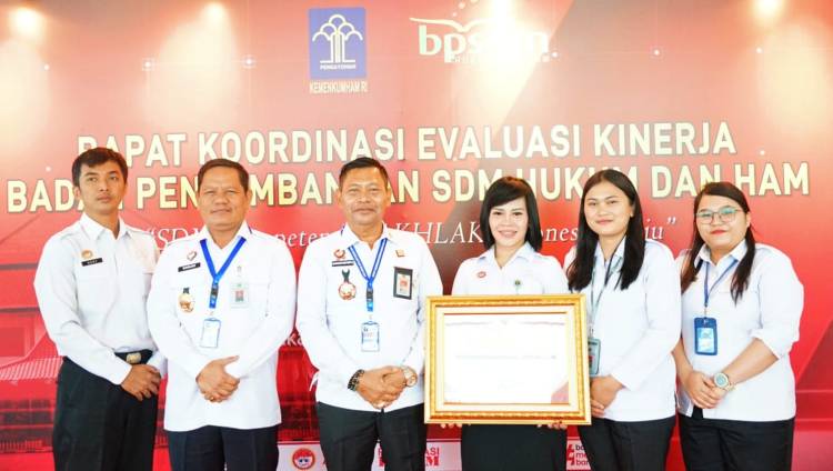 Kakanwil Sumut Terima Penghargaan Terbaik Ke-3