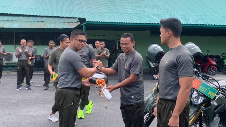 Dandim 1710/Mimika Serahkan Motor Dinas Untuk Di Indeks Perorangan Anggota Kodim