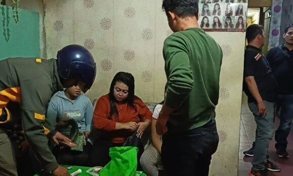 Wanita Pengunjung Kafe Positif Narkoba